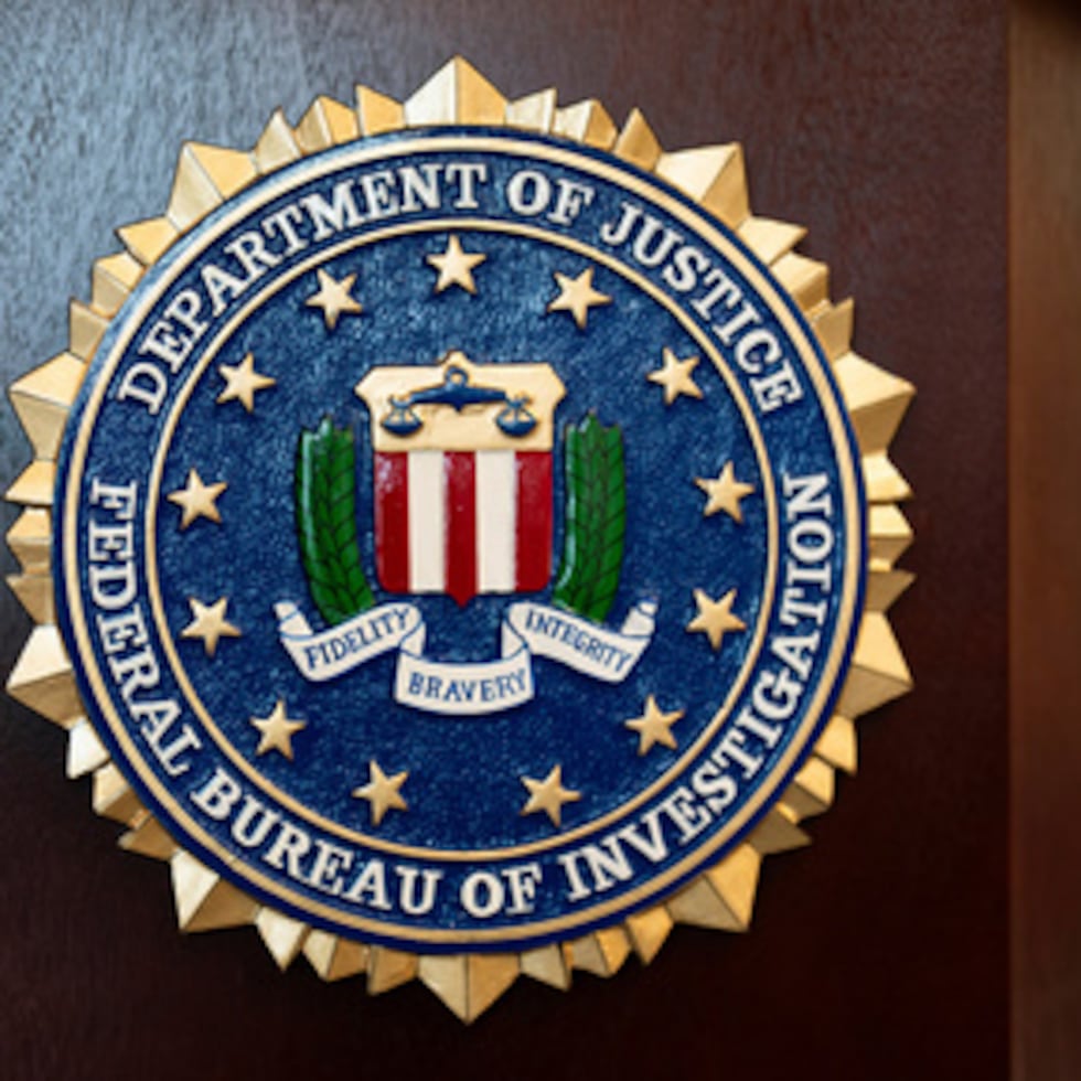 En su comunicado, ShinyHunters afirmó que daría a la agencia una semana para corregir o eliminar lo que, según ellos, son acusaciones falsas contenidas en un comunicado de servicio público del FBI publicado en mayo, en el que se describía a la organización como un “grupo de ciberdelincuentes especializado en filtraciones de datos a gran escala y extorsión”.
