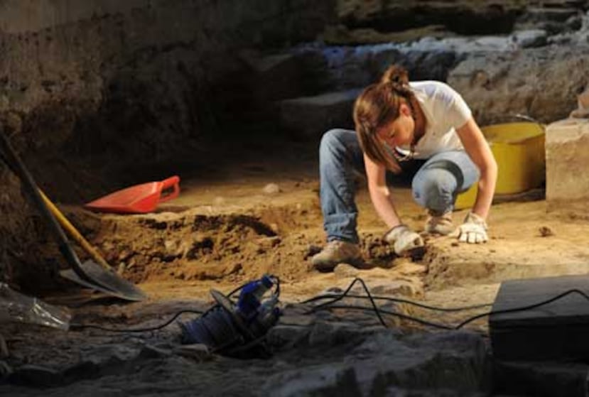 <p>Arqueólogos trabajaban,  el martes,  en la base de un altar del antiguo convento de Santa Úrsula donde han sido encontrado restos de Lisa Gherardini Del Giocondo, la mujer que posó para el cuadro Mona Lisa de Leonardo da Vinci, en Florencia, Italia. (Agencia EFE/Carlo Ferraro) </p>