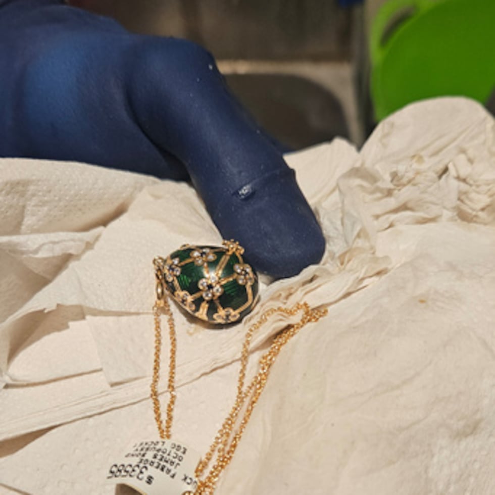En esta foto proporcionada por la Policía de Nueva Zelanda se sostiene un colgante de Fabergé después de que fuera recuperado, el jueves 4 de diciembre de 2025, de un hombre acusado de robar y tragarse el colgante. (Policía de Nueva Zelanda vía AP)