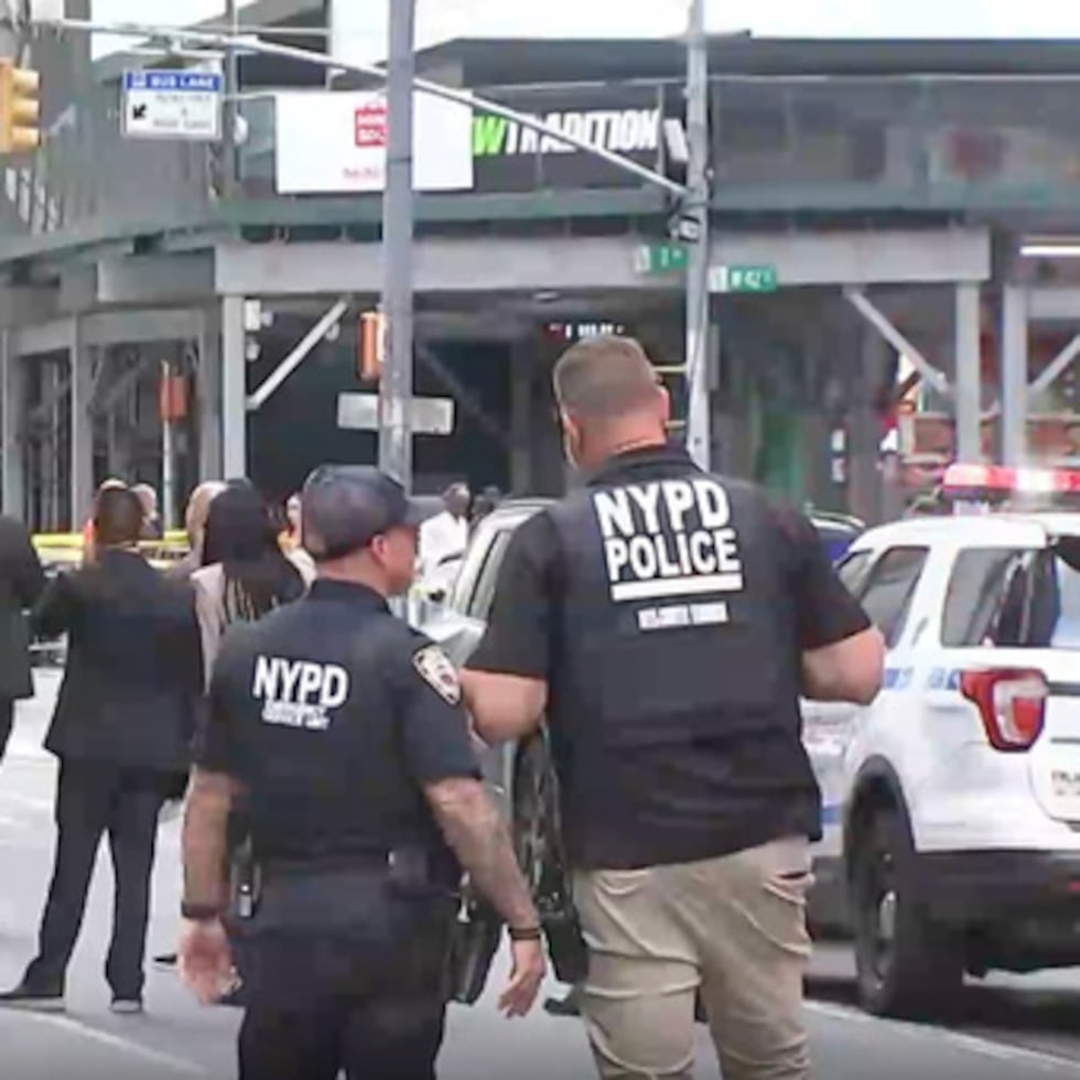 Esta imagen, tomada de un vídeo difundido por WABC, muestra a agentes del Departamento de Policía de Nueva York en el lugar de los hechos después de que unos policías dispararan a una mujer que blandía dos enormes cuchillos de cocina.