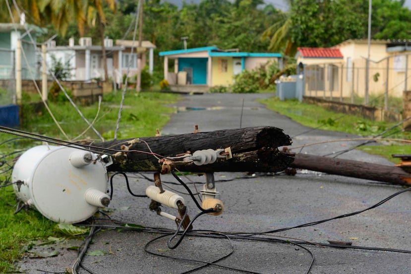 Un poste de luz cedió ante las ráfagas de viento en Luquillo.