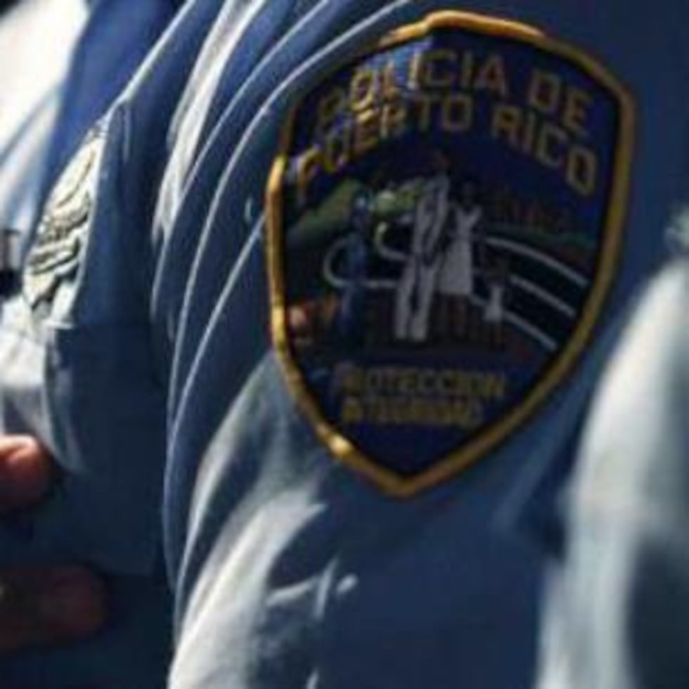 Agentes que llegaron al lugar encontraron el cuerpo sin vida de un hombre frente a la verja de la cancha del complejo de viviendas, el cual presentaba varias heridas de bala.