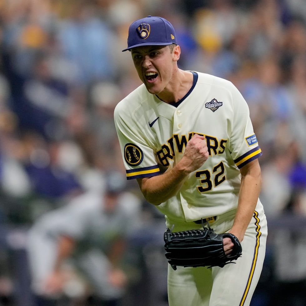 El lanzador de los Milwaukee Brewers, Jacob Misiorowski, celebra tras la segunda entrada del primer partido de la Serie Mundial de béisbol, el viernes 23 de octubre de 2026, en Milwaukee, entre los Milwaukee Brewers y los Tampa Bay Rays. (Foto AP/Ashley Landis)