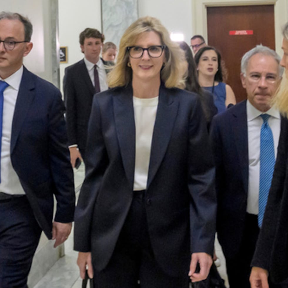 Kathryn Ruemmler, asesora jurídica sénior de Goldman Sachs, en el centro, llega a una comparecencia ante la Comisión de Supervisión y Reforma Gubernamental de la Cámara de Representantes sobre sus vínculos con Jeffrey Epstein, en el Capitolio, el miércoles 15 de julio.