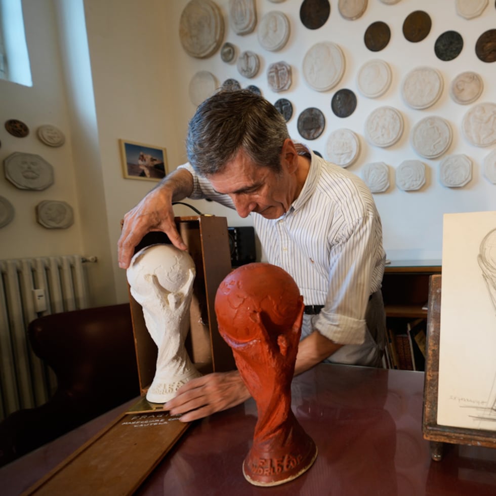 Giorgio Gazzaniga, hijo del fallecido escultor Silvio Gazzaniga, coloca la escultura original de yeso del trofeo de la Copa Mundial dentro de una caja de madera en un almacén de Pioltello, Italia.