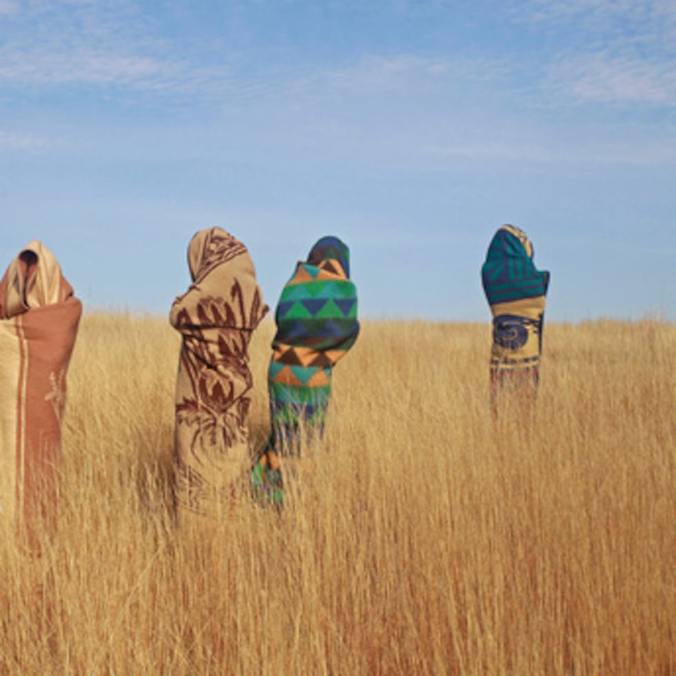 Niños xhosa en un campo durante las ceremonias tradicionales de circuncisión masculina en Qunu, Sudáfrica.