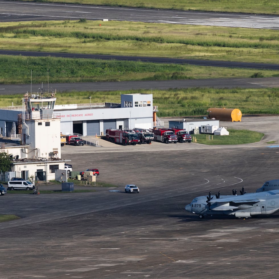 Coincidiendo con el aumento en las tensiones entre los gobiernos de Estados Unidos y Venezuela, la antigua base naval Roosevelt Roads recobró parte de la vida que alguna vez exhibió, previo a su cierre el 31 de marzo de 2004. En primer plano aparece un avión de recarga aérea de combustible KC-130J Super Hercules de la Infantería de Marina, y detrás, un avion de carca C-130 Hercules de la Fuerza Aérea con base en Little Rock, Arkansas.