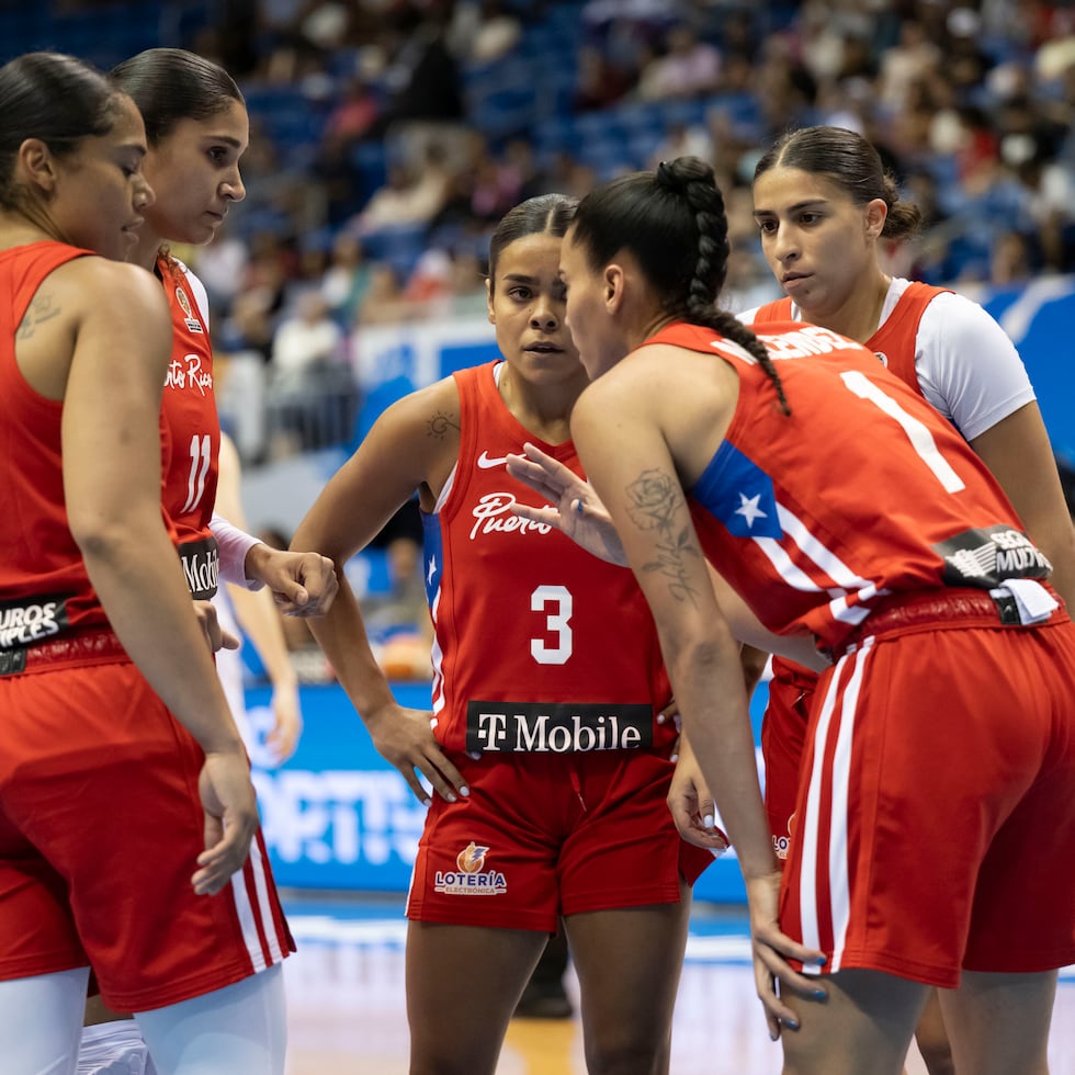 Tayra Meléndez se dirige a sus compañeras de equipo en el Coliseo de Puerto Rico José Miguel Agrelot.
