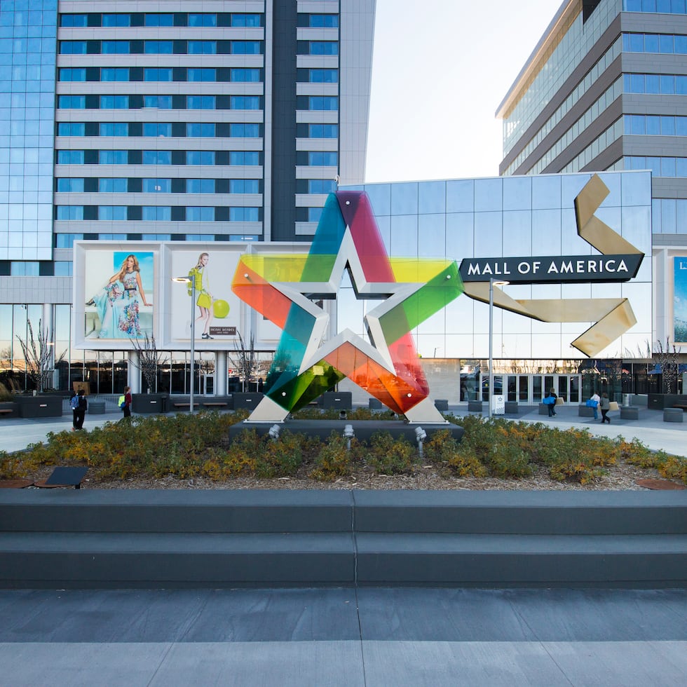 El Mall of America cubre miles de metros cuadrados con cientos de tiendas en las afueras de Minnesota.