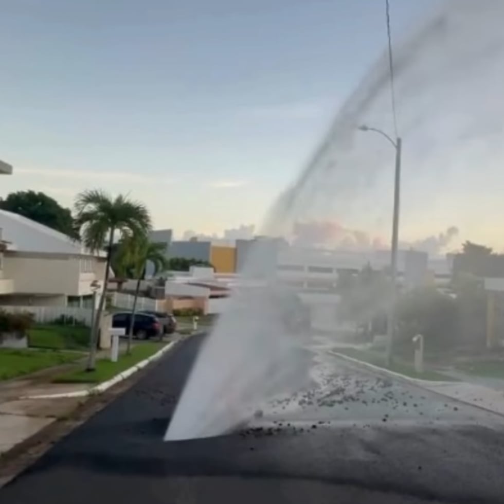 Según información pública de la AAA, Puerto Rico produce aproximadamente 523 millones de galones de agua potable diarios (MGD). Sin embargo, alrededor de 272 MGD se pierden antes de llegar a ser facturados, lo que equivale a aproximadamente 52% de toda el agua producida, escribe Yamil Castillo.