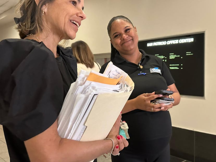 La abogada de Joan Alberto Zorrilla Lora, Charito García Miranda, explicó que debían entregar la fianza de $5,000 antes de la 1:00 p.m. y, conmovida por el caso, celebró junto a la esposa del detenido, Luisa Álvarez, quien tiene nueve meses de embarazo.