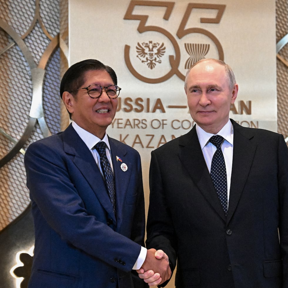 El presidente ruso Vladimir Putin, a la derecha, y su homólogo filipino Ferdinand Marcos, Jr., posan para una foto al margen de la cumbre Rusia-ASEAN en Kazán.