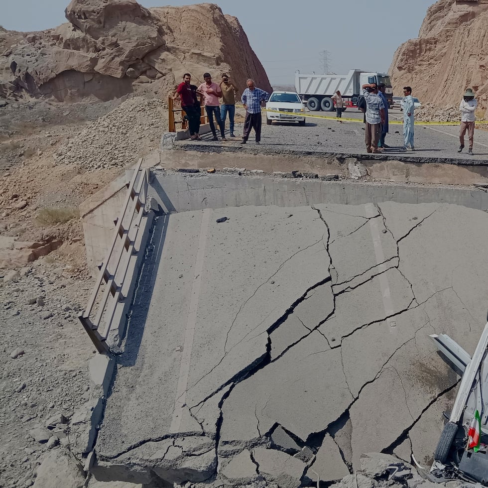 Un automóvil yace volcado el 18 de julio de 2026, luego de un ataque en la provincia iraní de Hormozgan. (Mahdi Negahban/Agencia noticiosa Mehr vía AP)