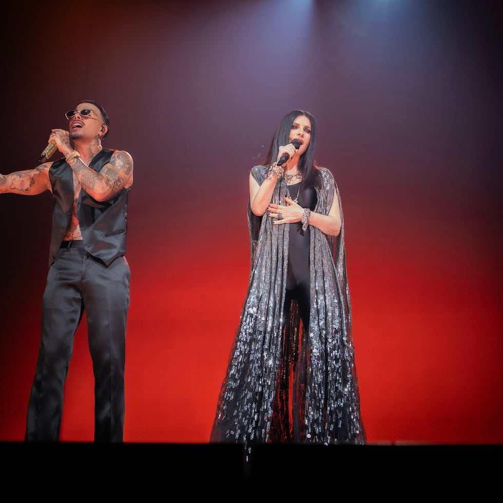 Laura Pausini junto a Rauw Alejnadro en una presentación en Milán.