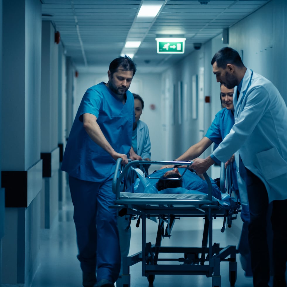 Después de cinco largas horas en el pasillo, tras llamadas y súplicas, finalmente recibimos atención médica, relata Annie Rivera Cruz