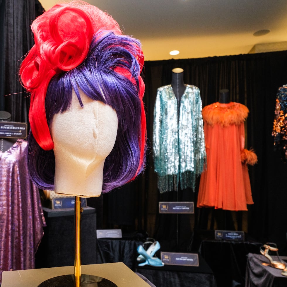 Vestidos, pelucas, zapatos, carteras, joyería y accesorios originales que acompañaron a la artista a lo largo de su emblemática carrera.