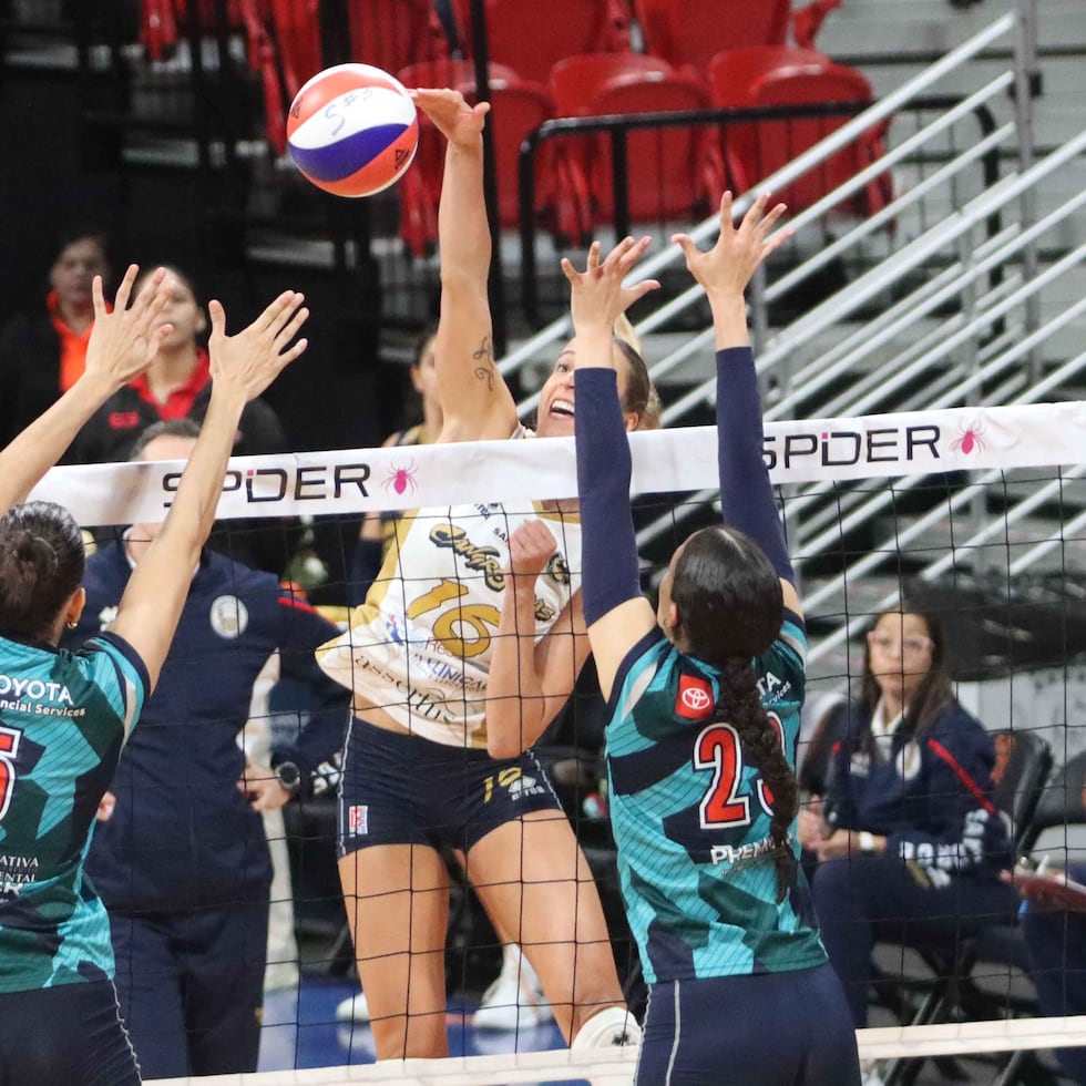 La refuerzo de las Cangrejeras, Helena Grozer, le tira cruzado ante el bloqueo de las Criollas de Caguas en el partido del domingo en el Coliseo Roberto Clemente.