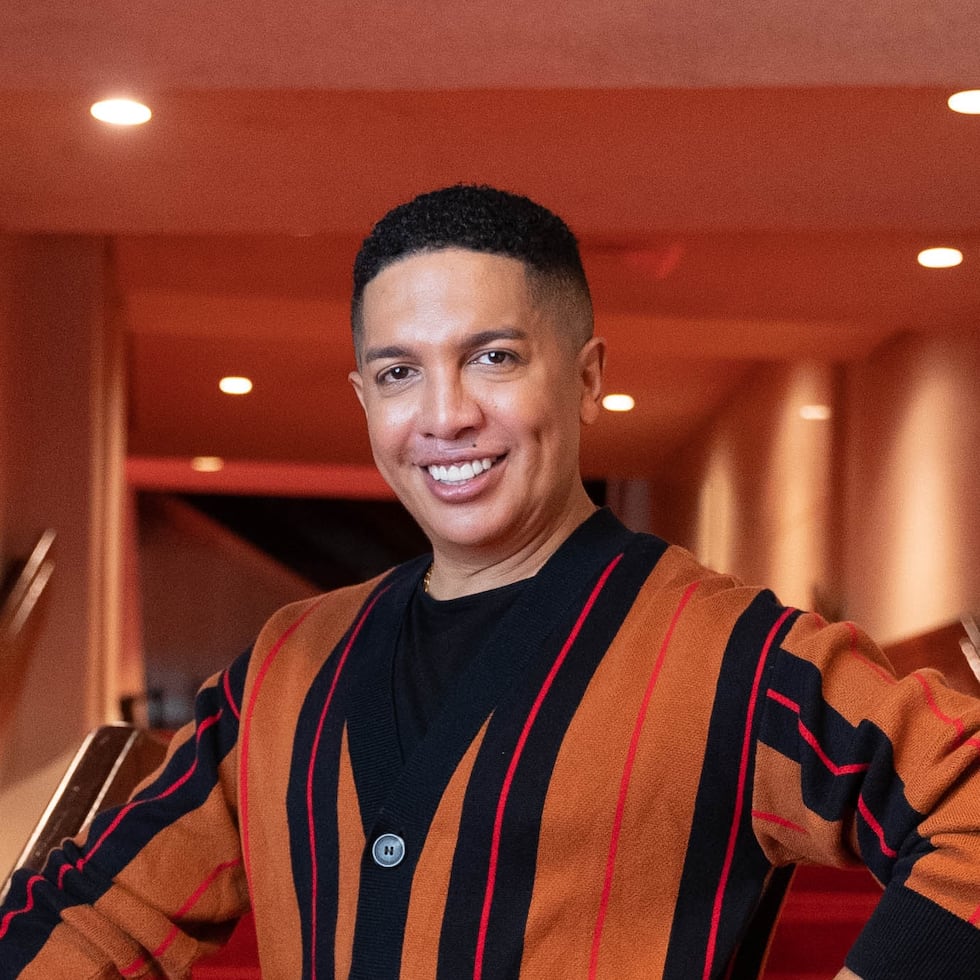 El presentador Bryan Villarini se destaca como copresentador de "Viva la tarde".