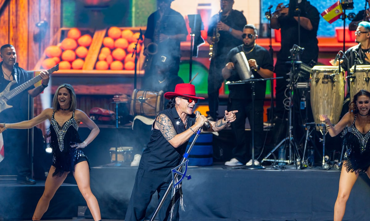 Elvis Crespo recorre Europa con su gira "Poeta herío" junto a sus hijos y músicos puertorriqueños
