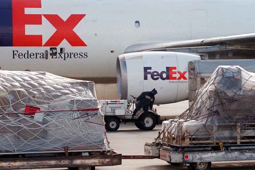 El movimiento de carga aérea en Puerto Rico podría beneficiarse de la dispensa a las leyes de cabotaje si el cambio demora más de dos años. En la foto, aviones de al empresa FedEx, una de las que más acarreo aéreo hace en la isla. (GFR Media)