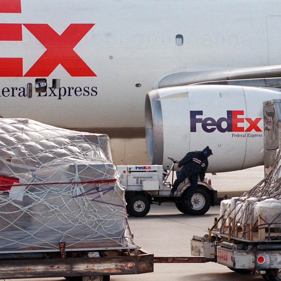 El movimiento de carga aérea en Puerto Rico podría beneficiarse de la dispensa a las leyes de cabotaje si el cambio demora más de dos años. En la foto, aviones de la empresa FedEx, una de las que más acarreo aéreo hace en la isla. (Archivo)