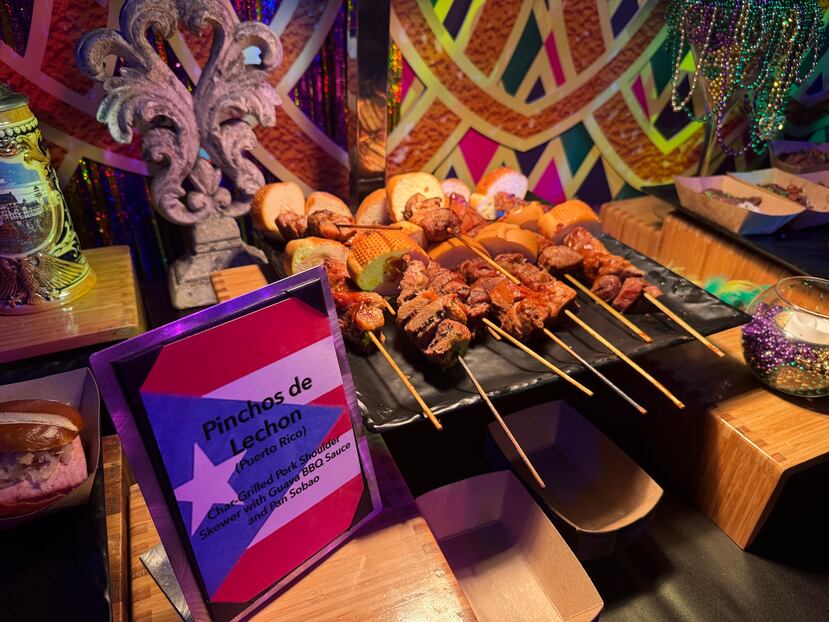 Pinchos de cerdo disponibles en el kiosco de Puerto Rico en Universal Studios.