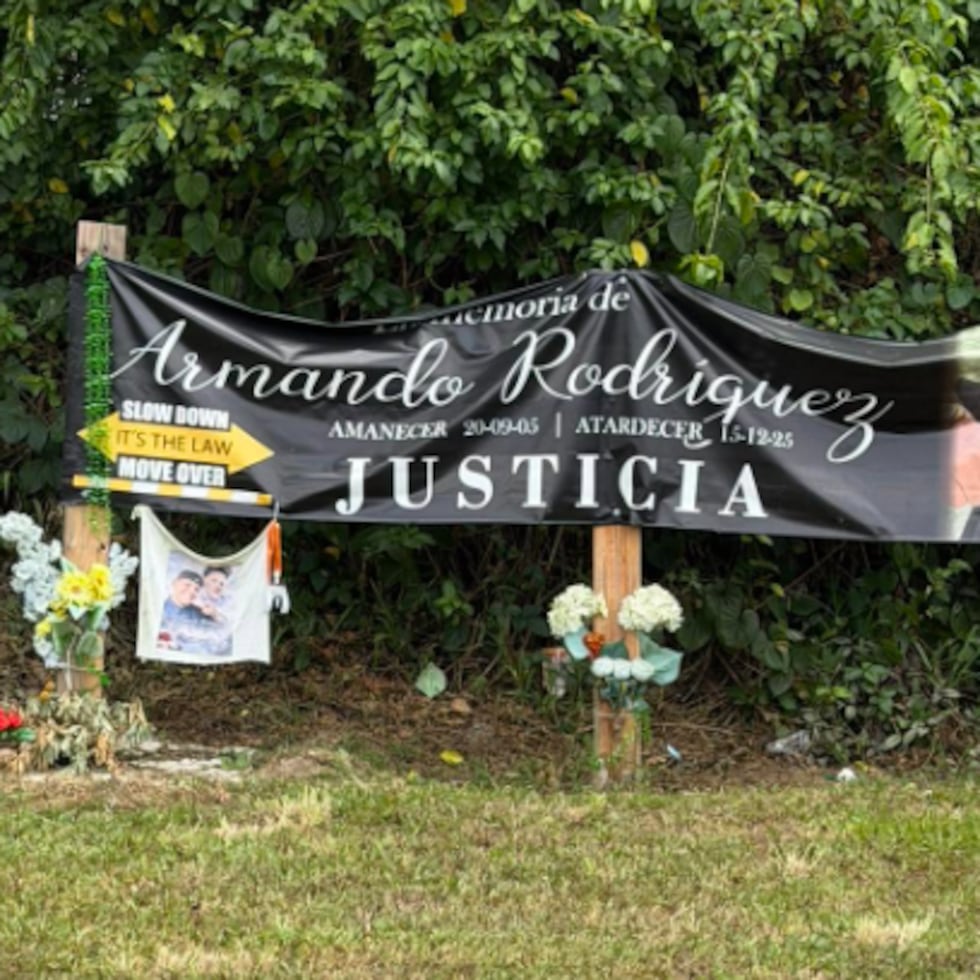 Segismundo Rodríguez, padre de Armando “Armandito” Rodríguez Rodríguez, compartió esta imagen en sus redes sociales. La pancarta esá en el lugar donde ocurrió el accidente.