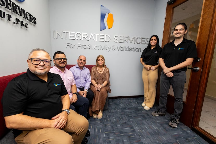 Desde a izquierda, Miguel Ruiz Belvis (Talent Lead Acquisition), Gabriel Báez Lozada (Customer Support Specialist), Luis M. Báez Rodríguez (Founder and president), Aurialis Lozada Centeno (Chief Legal Counsel), Yesenia Figueroa Pérez (Validation Engineer) y Shamir Quiñones Dueño (Instrument Technician). No aparece en la foto: Rosa Hernández García (administradora de la oficina).