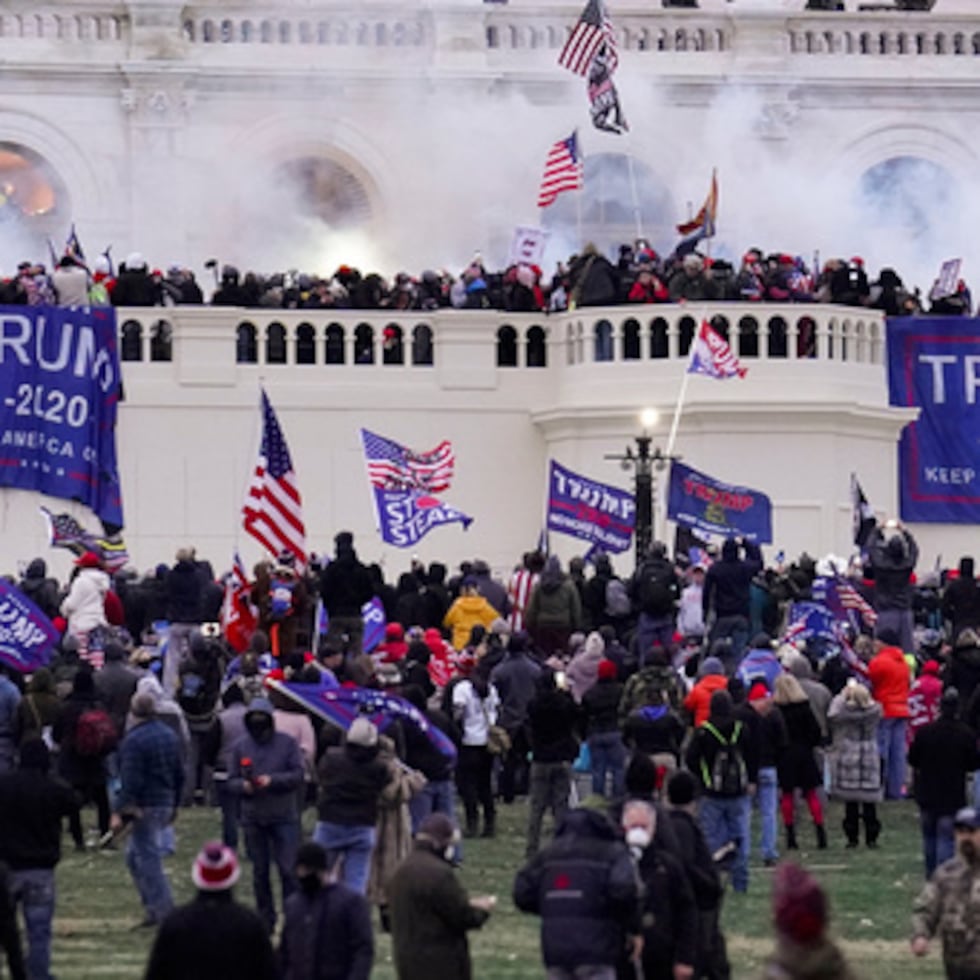 Varios jurados de la capital del país han declarado culpables, por separado, a los líderes de los Proud Boys y de otro grupo extremista, los Oath Keepers —de carácter antigubernamental—, de orquestar complots violentos para mantener a Trump, del Partido Republicano, en el poder tras perder las elecciones presidenciales de 2020 frente al demócrata Joe Biden.