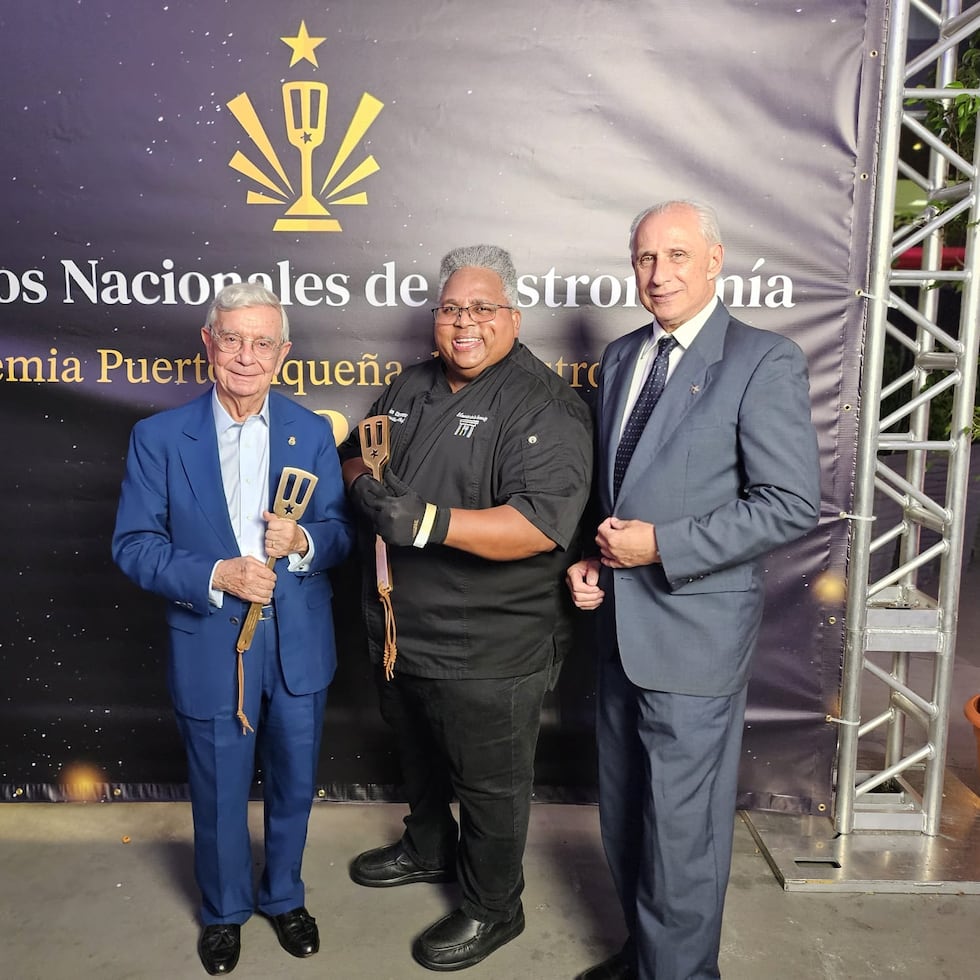 El chef Iván Clemente, al centro, es el fundador del Comedor de la Kennedy. Le acompañan Rafael Ansón (a la izquierda), presidente de la Academia Iberoamericana de Gastronomía, y José Carlos de Santiago, presidente del Grupo Excelencias y representante de la Academia Iberoamericana de Gastronomía.