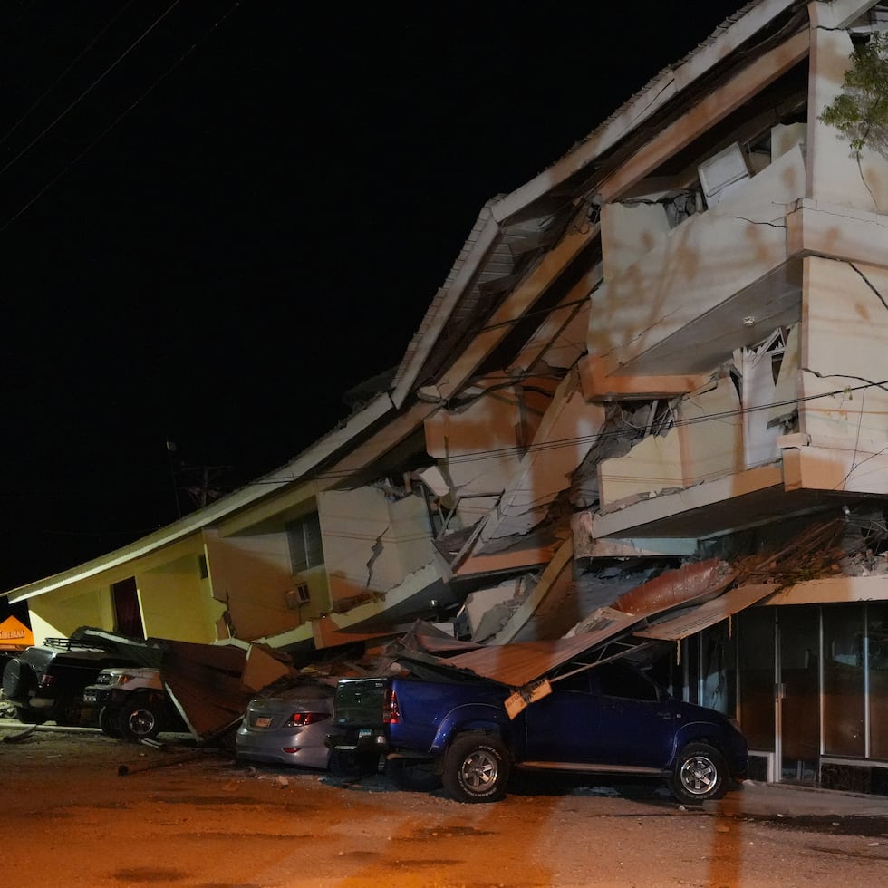 Vehículos yacen aplastados bajo un hotel derrumbado tras un terremoto que sacudió Penonomé, Panamá, el viernes 9 de octubre de 2026.