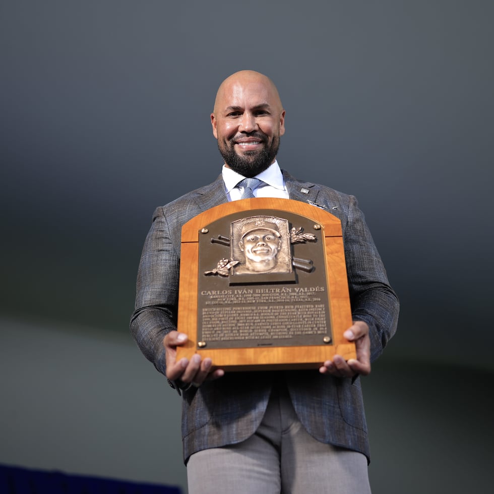 Carlos Beltrán posa con la placa del Salón de la Fama del Béisbol.