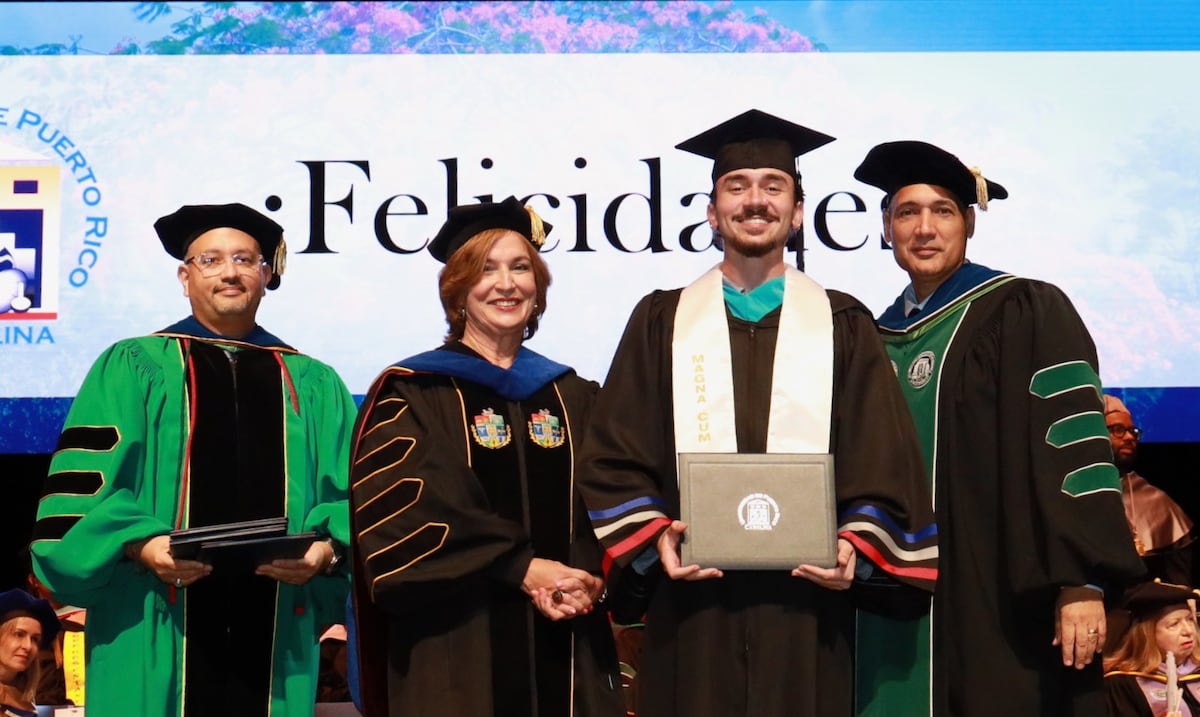 Joven sordo completa su bachillerato en la UPR Carolina y educa con su ejemplo