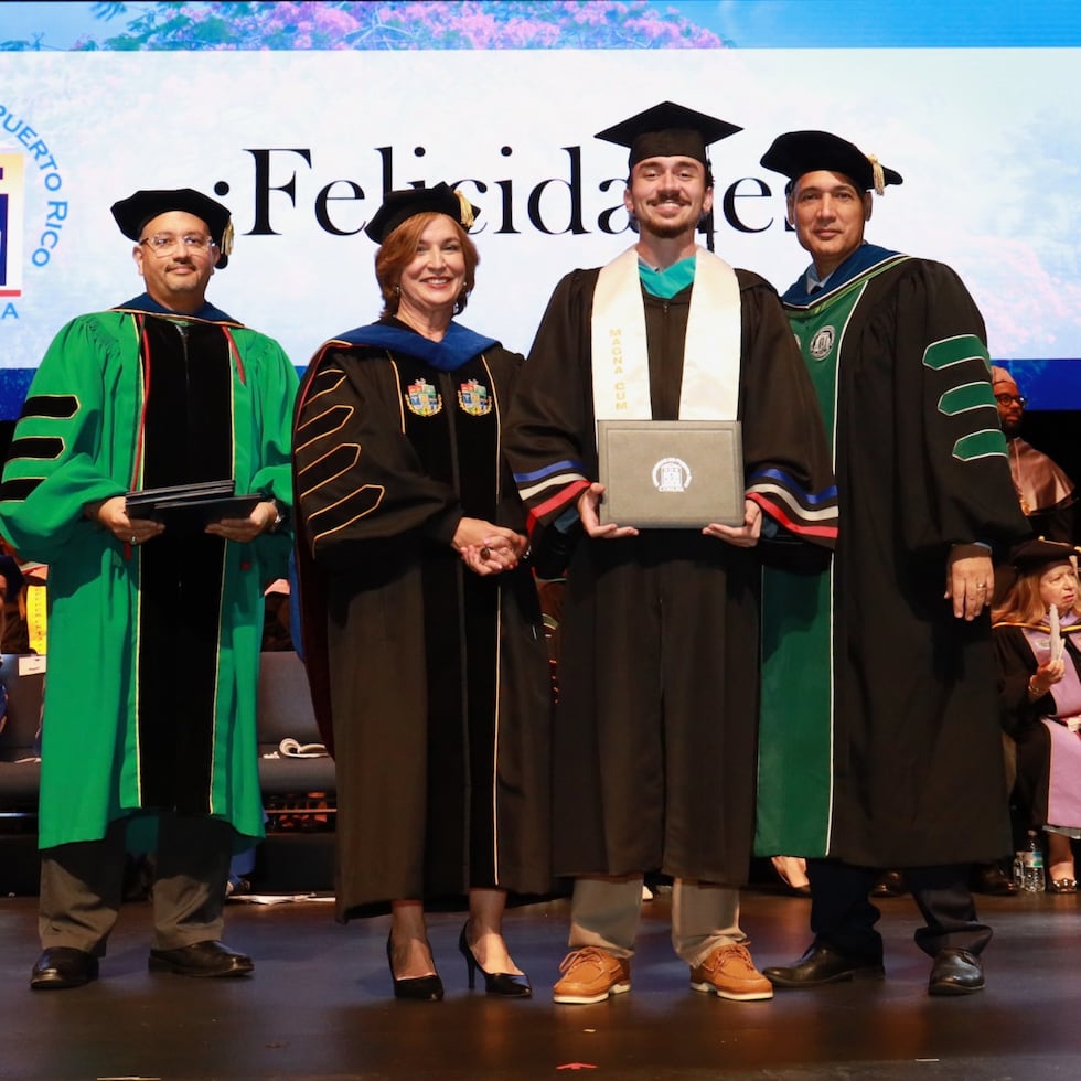 Gabriel Cuadrado Ramos en su graduación, junto a la presidenta de la UPR, Zayira Jordán Conde, y el rector carolinense, José Meza Pereira.