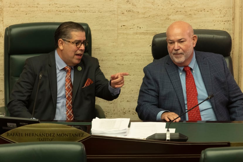 Rafael "Tatito" Hernández, junto a Carlos "Johnny" Méndez, en el hemiciclo de la Cámara de Representantes el 9 de diciembre de 2024.