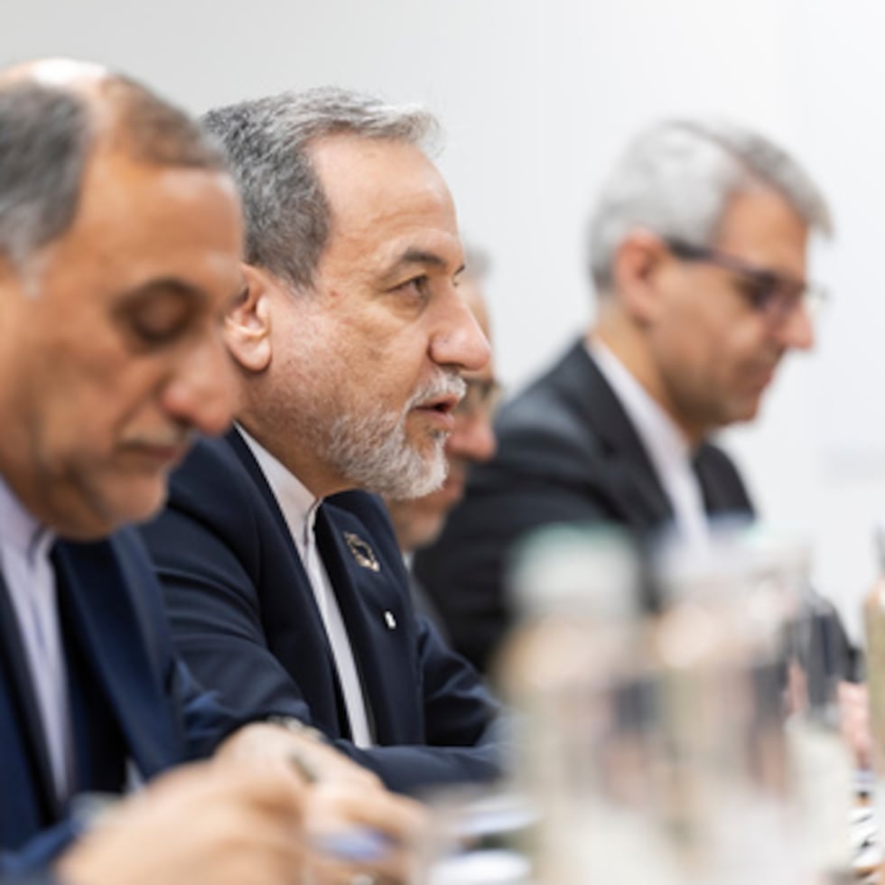 Las conversaciones previstas para el sábado se producen en un momento en que gran parte del mundo está en vilo por una guerra que ha bloqueado las cruciales exportaciones de energía a través del estrecho de Ormuz.