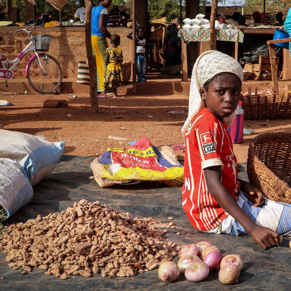 Por años la violencia y la pobreza ha imperado en Burkina Faso. Ahora, por primera vez en más de 400 años, su gobierno controla la producción de oro en el África Occidental. En la foto una joven atiende labores domésticas en un sector rural del país africano.