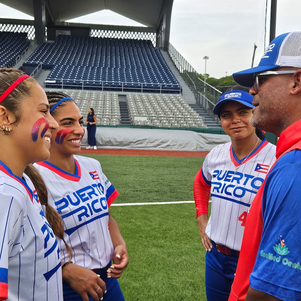 Luna Taboas, Katiria García Soto y Janelle Martínez García (de izquierda a derecha) conversan con el dirigente Jorge David Santos.