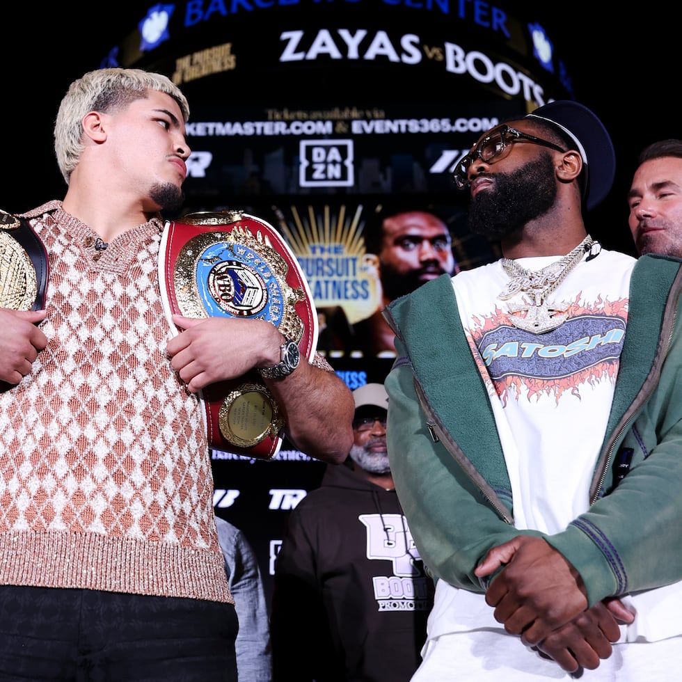 Xander Zayas (izquierda) expondrá sus títulos ante Jaron “Boots” Ennis (derecha) el 27 de junio en Brooklyn, Nueva York.