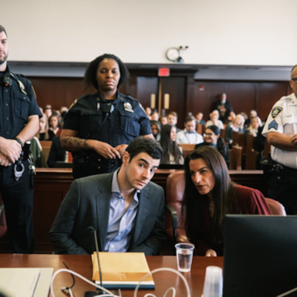 En una carta dirigida a la jueza de distrito Margaret Garnett, los abogados de Mangione afirmaron que el calendario actual -el juicio estatal en junio y el federal en septiembre- le pondría “en la tesitura de tener que prepararse para dos juicios complicados y serios al mismo tiempo.”