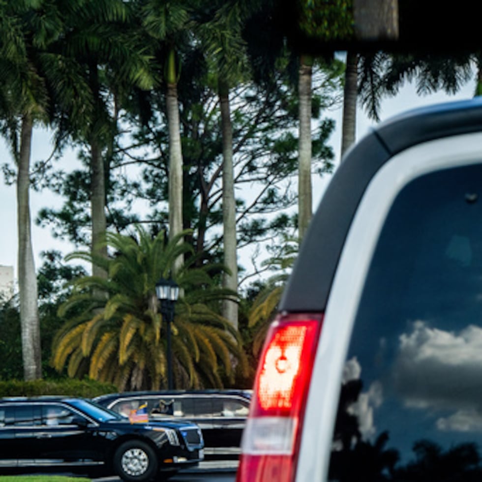 El presidente Donald Trump sale del Trump International Golf Club en la limusina presidencial, conocida como La Bestia, el domingo, 11 de enero.