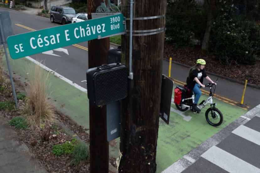 Un ciclista espera para cruzar SE César E Chávez Boulevard el miércoles 18 de marzo de 2026, en Portland, Ore. (AP Photo/Jenny Kane)