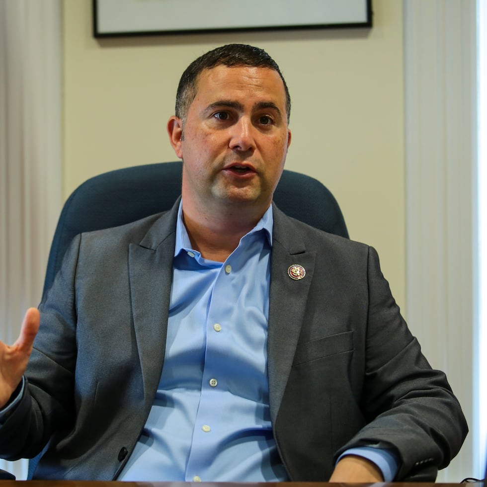 Darren Soto, congresista boricua por Florida, afina la estrategia para lidiar con el abismo fiscal de Medicaid.