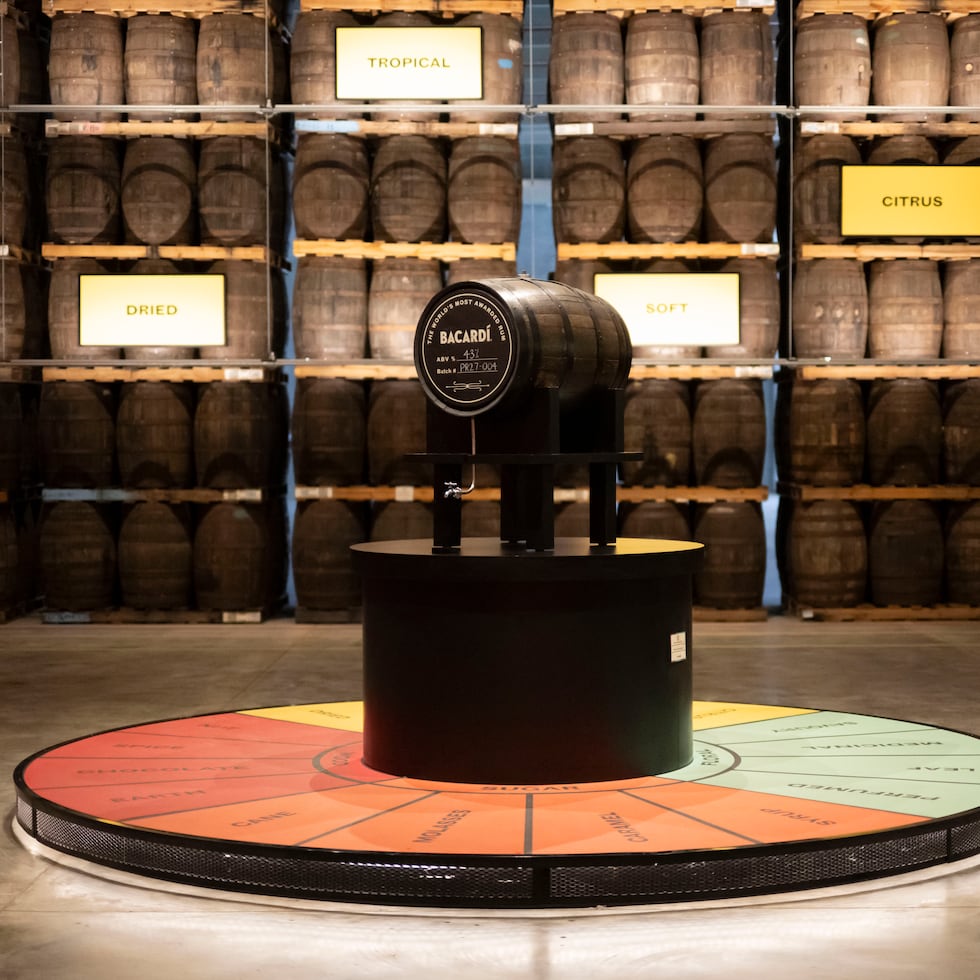 "The Maestro’s Walk" es un nuevo tour que ofrece Casa Bacardí y que lleva a las personas por un nuevo almacén de añejamiento.