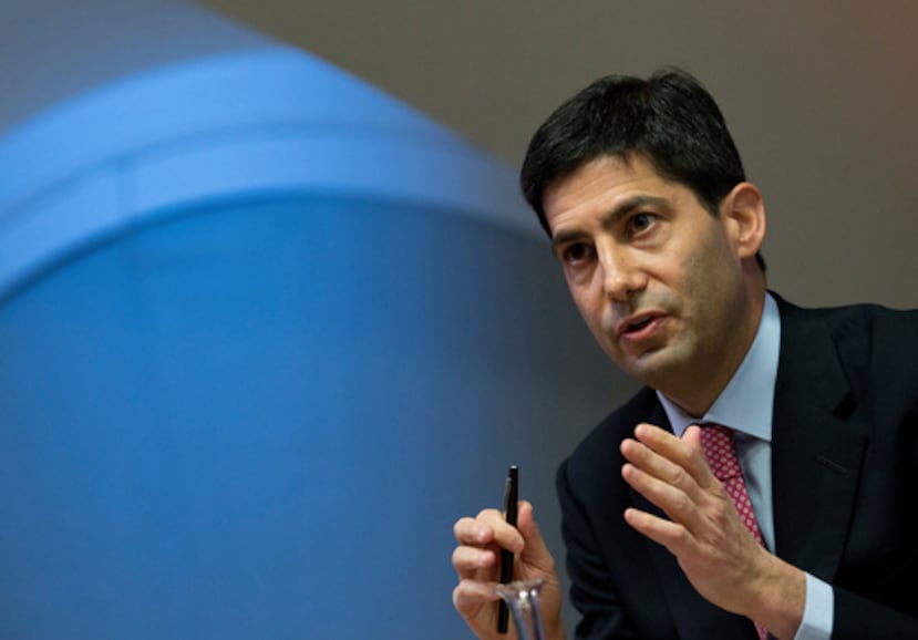 ARCHIVO - Kevin Warsh habla con los medios de comunicación sobre su informe sobre la transparencia en el Banco de Inglaterra, en Londres, 11 de diciembre de 2014. (AP Photo/Alastair Grant, Pool, Archivo)