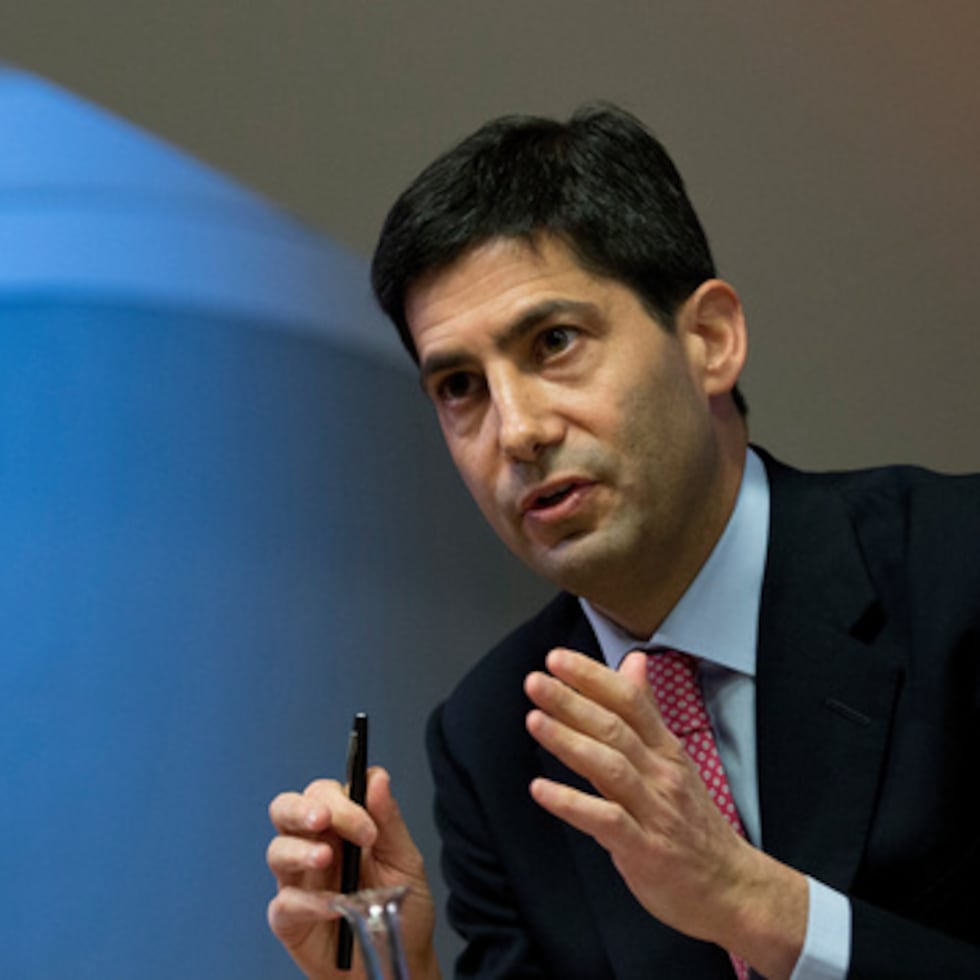 Kevin Warsh habla con los medios de comunicación sobre su informe sobre la transparencia en el Banco de Inglaterra, en Londres, 11 de diciembre de 2014. (AP Photo/Alastair Grant, Pool, Archivo)