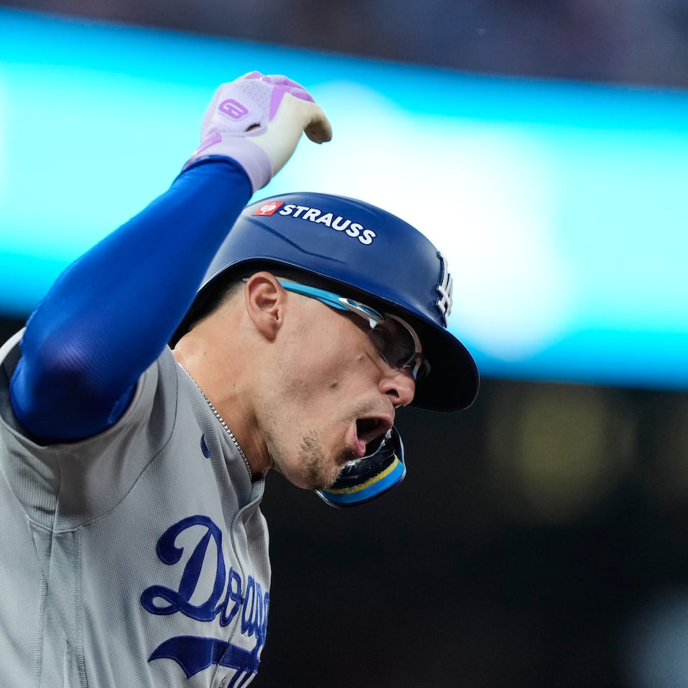 Enrique Hernández corre las bases celebrando su jonrón de dos carreras contra los Braves.