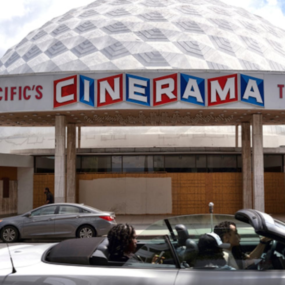 ARCHIVO - Un conductor pasa junto al cine Cinerama Dome de Los Ángeles el 25 de abril de 2021. (Foto AP/Richard Vogel, archivo)