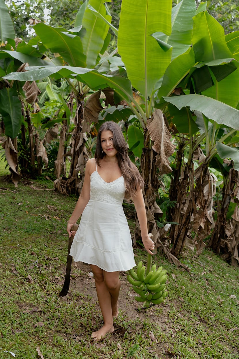 Mía en la finca de sus abuelos en Cupey. (Fotos: Marisol Pesquera | Estilista de moda: Kristtian Chévere | Maquillista y estilista de cabello: Clark Ivor)