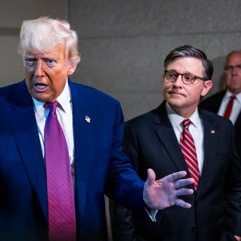 Arriba, el presidente Donald Trump y el speaker Mike Johnson.
